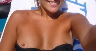 Selfie topless en mode bronzage